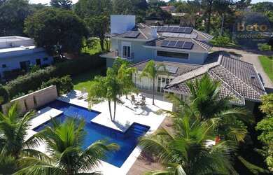 Imagem: A casa em condomínio possui 5 Dormitórios, 5 Banheiros, 5