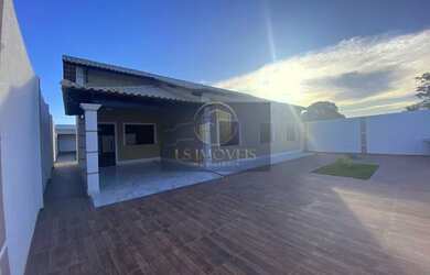 Imagem: A casa possui 3 Dormitórios, 2 Banheiros, 4 Vagas na garagem