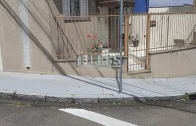 Imagem: A casa possui 3 Dormitórios, 2 Banheiros, 3 Vagas na garagem