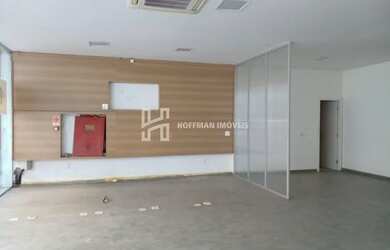 Imagem: O depósito possui 4 Vagas na garagem e 840m² de Área e está