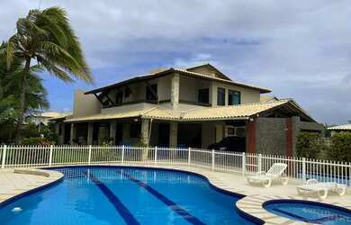 Imagem: A casa possui 4 Dormitórios, 4 Banheiros, 5 Vagas na garagem