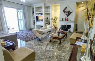 Imagem: A casa possui 3 Dormitórios, 3 Banheiros, 2 Vagas na garagem