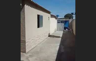 Imagem: A casa possui 3 Dormitórios, 1 Banheiro, 2 Vagas na garagem