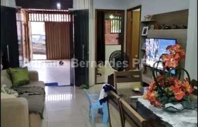 Imagem: A casa possui 3 Dormitórios, 3 Banheiros, 2 Vagas na garagem