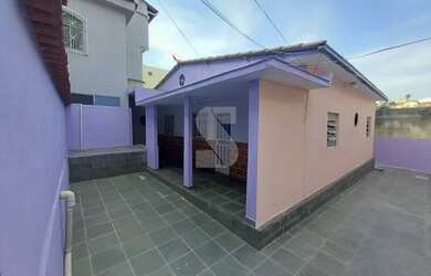 Imagem: A casa possui 3 Dormitórios, 1 Banheiro, 1 Vaga na garagem