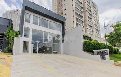 Imagem: O depósito possui 2 Vagas na garagem e 300m² de Área e está