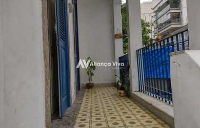 Imagem: A casa possui 3 Dormitórios, 2 Banheiros, 3 Vagas na garagem