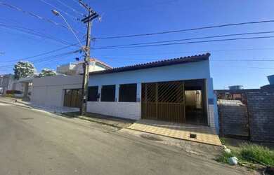 Imagem: A casa possui 4 Dormitórios, 4 Banheiros, 2 Vagas na garagem