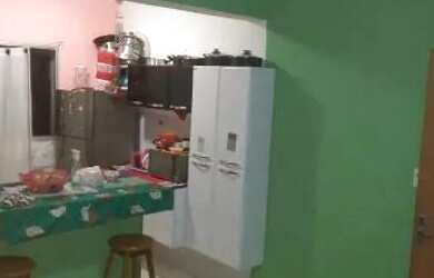 Imagem: O apartamento possui 2 Dormitórios, 1 Banheiro, 1 Vaga na garagem