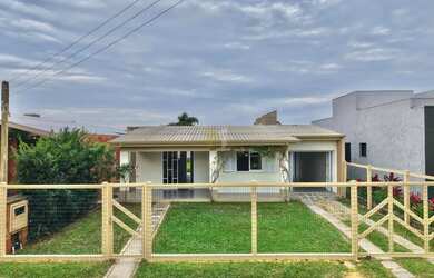 Imagem: A casa possui 2 Dormitórios, 2 Banheiros, 2 Vagas na garagem