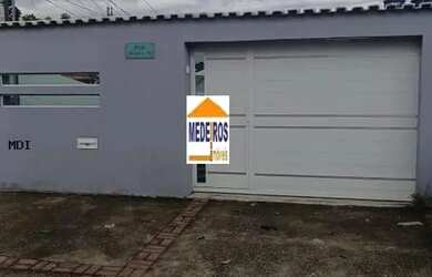 Imagem: A casa possui 3 Dormitórios, 1 Banheiro, 2 Vagas na garagem