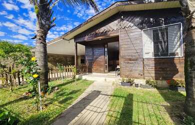 Imagem: A casa possui 3 Dormitórios, 1 Banheiro, 2 Vagas na garagem