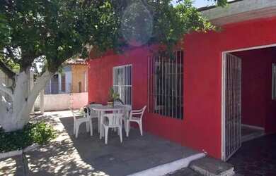 Imagem: A casa possui 4 Dormitórios, 2 Banheiros, 2 Vagas na garagem