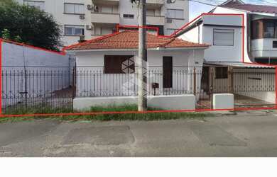 Imagem: A casa possui 3 Dormitórios, 4 Banheiros, 2 Vagas na garagem