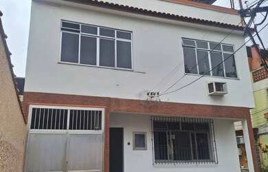 Imagem: A casa possui 4 Dormitórios, 3 Banheiros, 2 Vagas na garagem