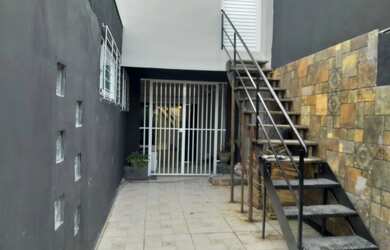 Imagem: A casa possui 3 Dormitórios, 1 Banheiro, 1 Vaga na garagem