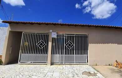 Imagem: A casa possui 3 Dormitórios, 2 Banheiros, 2 Vagas na garagem