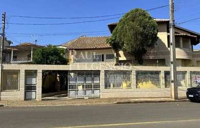 Imagem: A casa possui 5 Dormitórios, 4 Banheiros, 4 Vagas na garagem