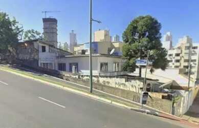 Imagem: A casa possui 4 Dormitórios, 5 Banheiros, 4 Vagas na garagem