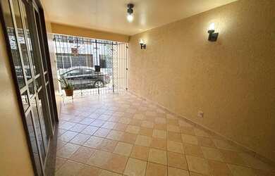 Imagem: A casa possui 3 Dormitórios, 3 Banheiros, 1 Vaga na garagem