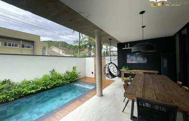 Imagem: A casa em condomínio possui 4 Dormitórios, 4 Banheiros, 2