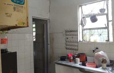 Imagem: A casa possui 3 Dormitórios, 1 Banheiro e 1 Vaga na garagem