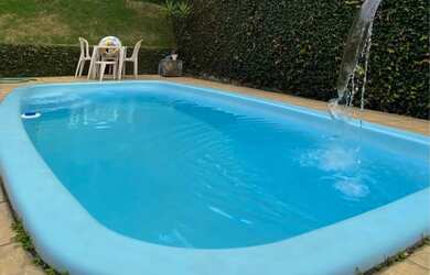 Imagem: A casa possui Acomodam 20 pessoas, 1 Vaga na garagem e está