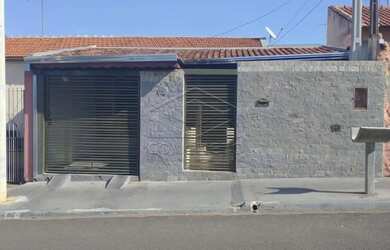 Imagem: A casa possui 3 Dormitórios, 1 Banheiro, 1 Vaga na garagem