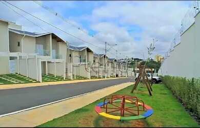 Imagem: A casa em condomínio possui 3 Dormitórios, 2 Banheiros, 2