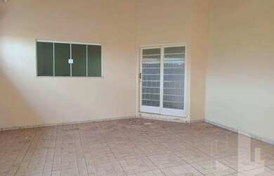 Imagem: A casa possui 2 Dormitórios, 3 Banheiros, 2 Vagas na garagem