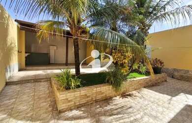 Imagem: A casa possui 4 Dormitórios, 3 Banheiros, 2 Vagas na garagem