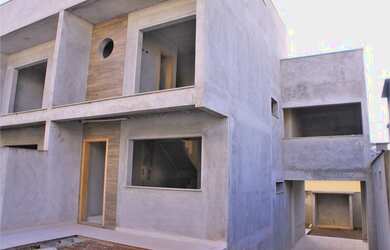 Imagem: A casa possui 3 Dormitórios, 4 Banheiros, 2 Vagas na garagem