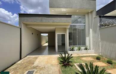 Imagem: A casa possui 3 Dormitórios, 2 Banheiros, 2 Vagas na garagem