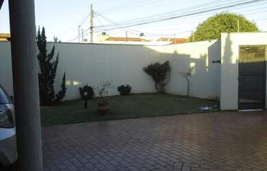 Imagem: A casa possui 3 Dormitórios, 2 Banheiros, 1 Vaga na garagem