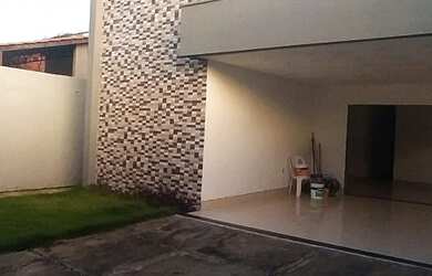 Imagem: A casa possui 3 Dormitórios, 3 Banheiros, 4 Vagas na garagem