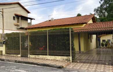 Imagem: A casa possui 3 Dormitórios, 3 Banheiros, 2 Vagas na garagem