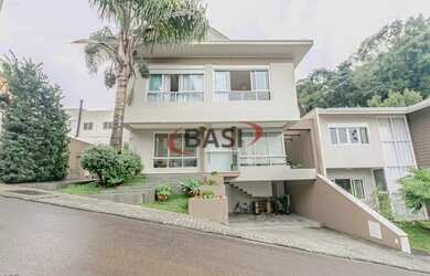 Imagem: A casa possui 4 Dormitórios, 5 Banheiros, 4 Vagas na garagem