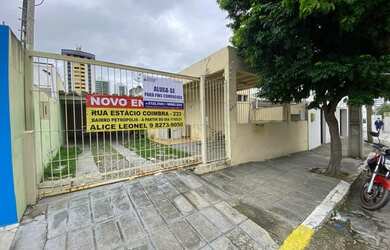 Imagem: O depósito possui 2 Vagas na garagem, 240m² de Área e está