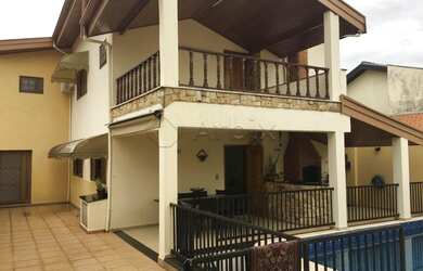 Imagem: A casa possui 4 Dormitórios, 5 Banheiros, 5 Vagas na garagem