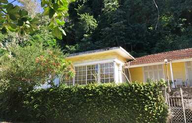 Imagem: A casa em condomínio possui 4 Dormitórios, 2 Banheiros, 1