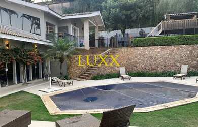 Imagem: A casa possui 4 Dormitórios, 5 Banheiros, 4 Vagas na garagem