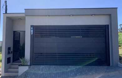 Imagem: A casa possui 3 Dormitórios, 1 Banheiro, 2 Vagas na garagem