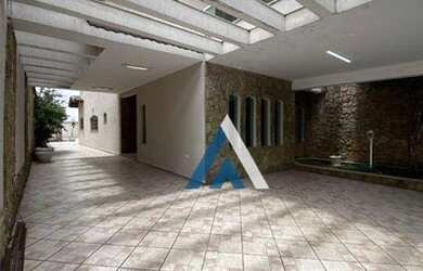 Imagem: A casa possui 3 Dormitórios, 3 Banheiros, 4 Vagas na garagem