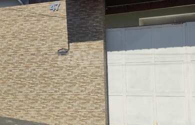 Imagem: A casa possui 3 Dormitórios, 1 Banheiro, 3 Vagas na garagem