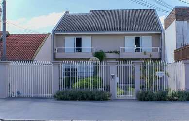 Imagem: A casa possui 3 Dormitórios, 3 Banheiros, 4 Vagas na garagem