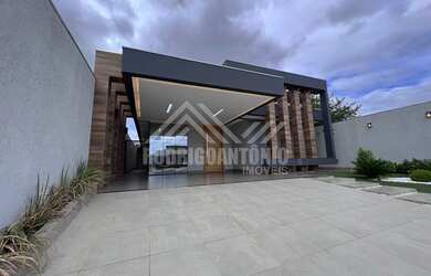 Imagem: A casa possui 3 Dormitórios, 2 Banheiros, 2 Vagas na garagem