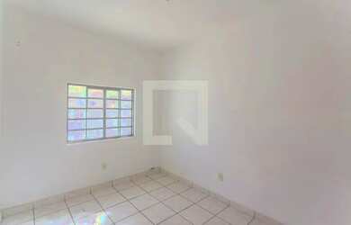 Imagem: A casa possui 1 Dormitório, 1 Banheiro, 1 Vaga na garagem