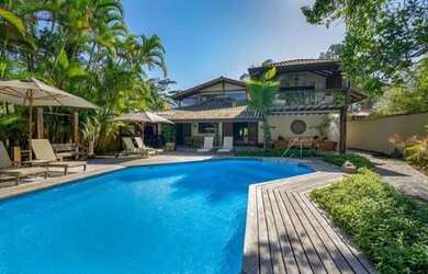 Imagem: A casa possui 4 Dormitórios, 5 Banheiros, 4 Vagas na garagem