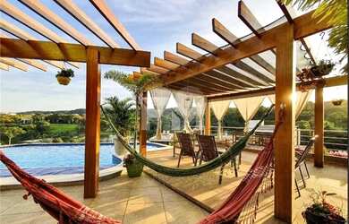 Imagem: A casa possui 3 Dormitórios, 4 Banheiros, 4 Vagas na garagem