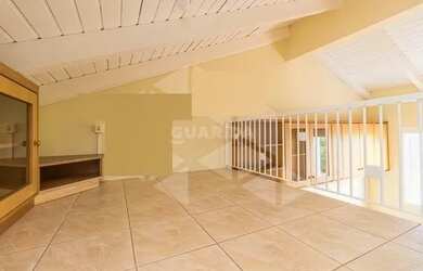 Imagem: A casa possui 3 Dormitórios, 2 Banheiros, 2 Vagas na garagem